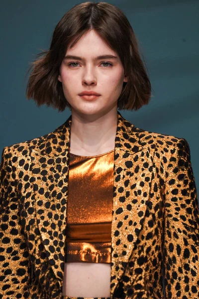 MİLAN, İTALYA - 24 Şubat 2022 'de Milano Moda Haftası / Kış 2023' te İtalya 'nın Milano kentinde düzenlenen Genny defilesinde bir model podyumda yürüyor..