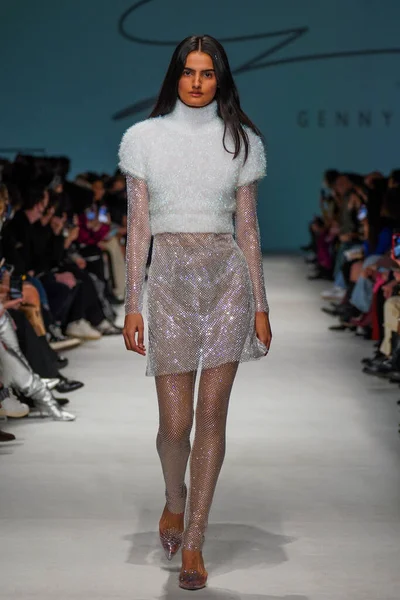 MİLAN, İTALYA - 24 Şubat 2022 'de Milano Moda Haftası / Kış 2023' te İtalya 'nın Milano kentinde düzenlenen Genny defilesinde bir model podyumda yürüyor..