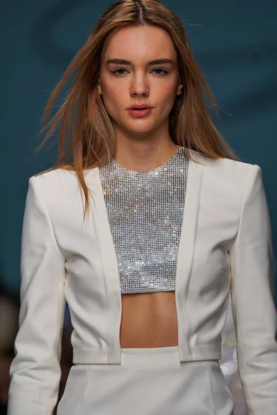 MİLAN, İTALYA - 24 Şubat 2022 'de Milano Moda Haftası / Kış 2023' te İtalya 'nın Milano kentinde düzenlenen Genny defilesinde bir model podyumda yürüyor..