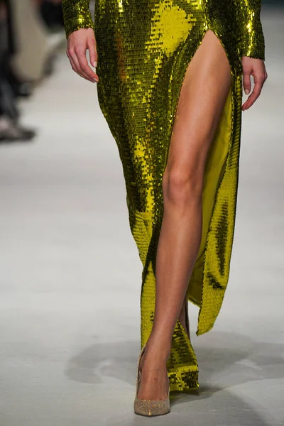 MİLAN, İTALYA - 24 Şubat 2022 'de Milano Moda Haftası / Kış 2023' te İtalya 'nın Milano kentinde düzenlenen Genny defilesinde bir model podyumda yürüyor..