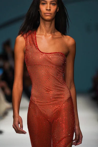 MİLAN, İTALYA - 24 Şubat 2022 'de Milano Moda Haftası / Kış 2023' te İtalya 'nın Milano kentinde düzenlenen Genny defilesinde bir model podyumda yürüyor..