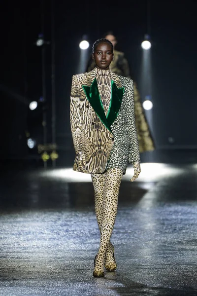Milan Italy February Adut Akech Walks Runway Roberto Cavalli Fashion — Zdjęcie stockowe