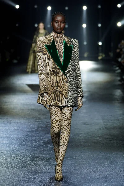 Milan Italy February Adut Akech Walks Runway Roberto Cavalli Fashion — Fotografia de Stock