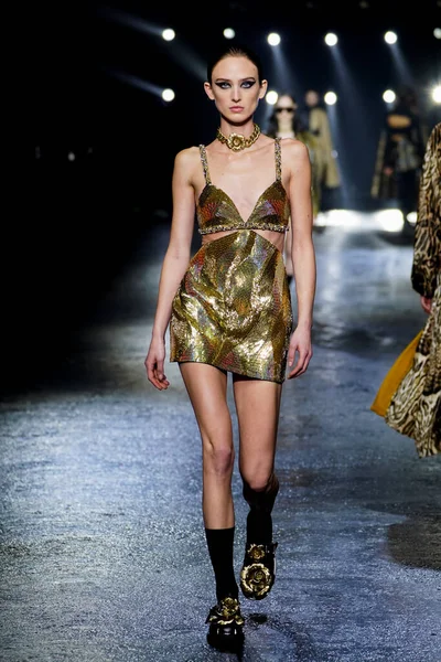 MİLAN, İTALYA 23 Şubat 2022 'de Milan Moda Haftası / Kış 2023' te İtalya 'nın Milano kentinde Roberto Cavalli defilesinde bir model podyumda yürüyor..