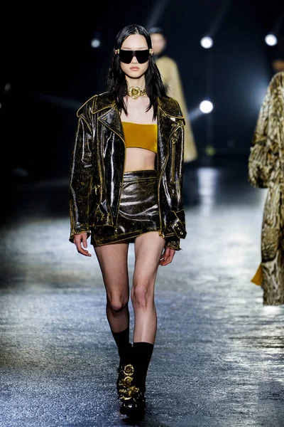 MİLAN, İTALYA 23 Şubat 2022 'de Milan Moda Haftası / Kış 2023' te İtalya 'nın Milano kentinde Roberto Cavalli defilesinde bir model podyumda yürüyor..