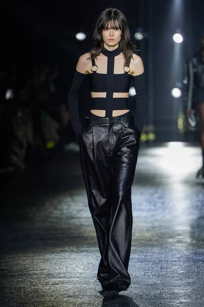 MİLAN, İTALYA 23 Şubat 2022 'de Milan Moda Haftası / Kış 2023' te İtalya 'nın Milano kentinde Roberto Cavalli defilesinde bir model podyumda yürüyor..