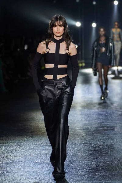 MİLAN, İTALYA 23 Şubat 2022 'de Milan Moda Haftası / Kış 2023' te İtalya 'nın Milano kentinde Roberto Cavalli defilesinde bir model podyumda yürüyor..