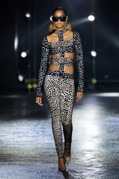 MİLAN, İTALYA 23 Şubat 2022 'de Milan Moda Haftası / Kış 2023' te İtalya 'nın Milano kentinde Roberto Cavalli defilesinde bir model podyumda yürüyor..