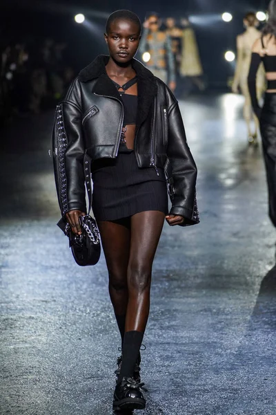 MİLAN, İTALYA 23 Şubat 2022 'de Milan Moda Haftası / Kış 2023' te İtalya 'nın Milano kentinde Roberto Cavalli defilesinde bir model podyumda yürüyor..