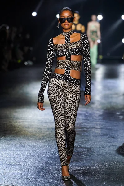 MİLAN, İTALYA 23 Şubat 2022 'de Milan Moda Haftası / Kış 2023' te İtalya 'nın Milano kentinde Roberto Cavalli defilesinde bir model podyumda yürüyor..