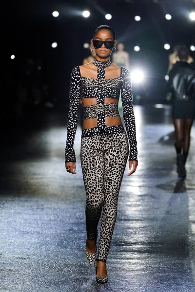 MİLAN, İTALYA 23 Şubat 2022 'de Milan Moda Haftası / Kış 2023' te İtalya 'nın Milano kentinde Roberto Cavalli defilesinde bir model podyumda yürüyor..