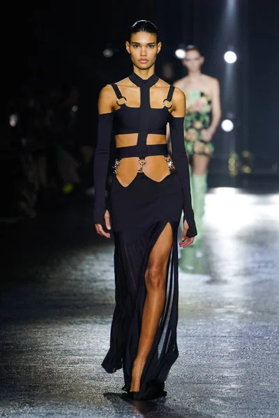 MİLAN, İTALYA 23 Şubat 2022 'de Milan Moda Haftası / Kış 2023' te İtalya 'nın Milano kentinde Roberto Cavalli defilesinde bir model podyumda yürüyor..