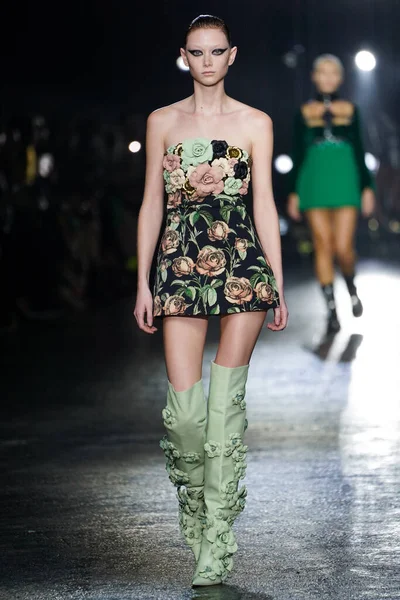 MİLAN, İTALYA 23 Şubat 2022 'de Milan Moda Haftası / Kış 2023' te İtalya 'nın Milano kentinde Roberto Cavalli defilesinde bir model podyumda yürüyor..