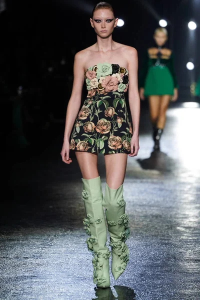 MİLAN, İTALYA 23 Şubat 2022 'de Milan Moda Haftası / Kış 2023' te İtalya 'nın Milano kentinde Roberto Cavalli defilesinde bir model podyumda yürüyor..