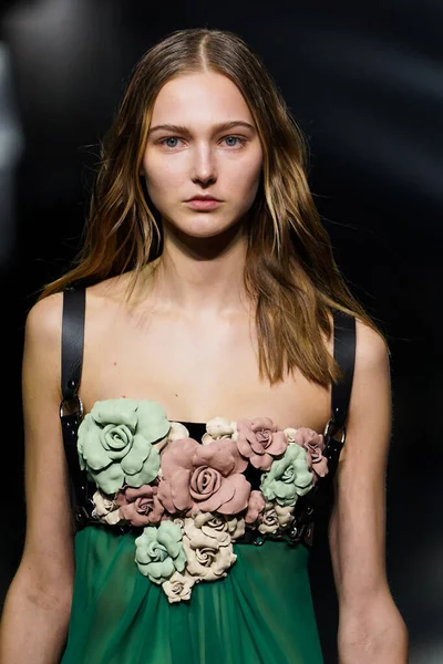 MİLAN, İTALYA 23 Şubat 2022 'de Milan Moda Haftası / Kış 2023' te İtalya 'nın Milano kentinde Roberto Cavalli defilesinde bir model podyumda yürüyor..