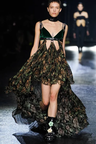 MİLAN, İTALYA 23 Şubat 2022 'de Milan Moda Haftası / Kış 2023' te İtalya 'nın Milano kentinde Roberto Cavalli defilesinde bir model podyumda yürüyor..