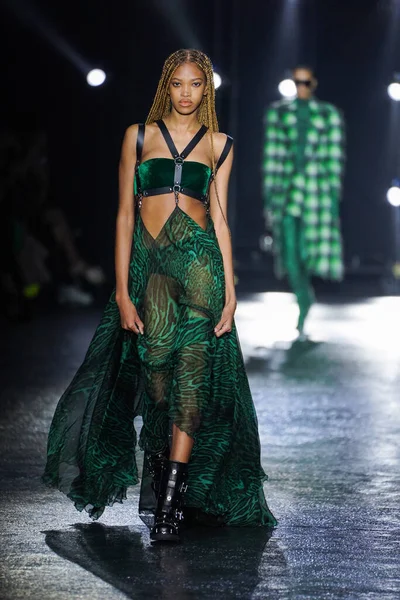 MİLAN, İTALYA 23 Şubat 2022 'de Milan Moda Haftası / Kış 2023' te İtalya 'nın Milano kentinde Roberto Cavalli defilesinde bir model podyumda yürüyor..