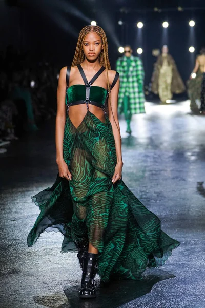 MİLAN, İTALYA 23 Şubat 2022 'de Milan Moda Haftası / Kış 2023' te İtalya 'nın Milano kentinde Roberto Cavalli defilesinde bir model podyumda yürüyor..