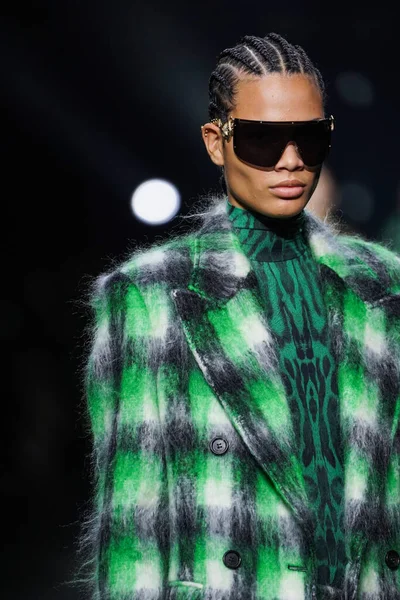 MİLAN, İTALYA 23 Şubat 2022 'de Milan Moda Haftası / Kış 2023' te İtalya 'nın Milano kentinde Roberto Cavalli defilesinde bir model podyumda yürüyor..