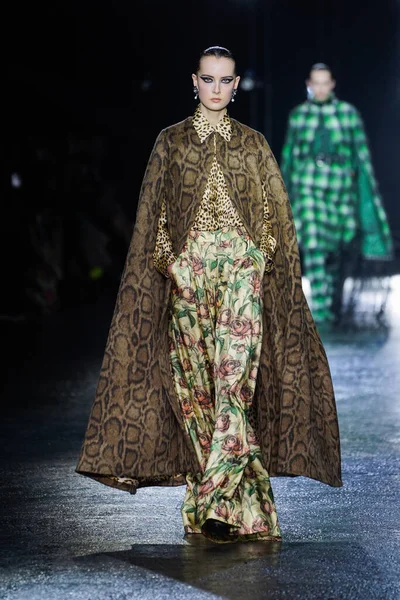 MİLAN, İTALYA 23 Şubat 2022 'de Milan Moda Haftası / Kış 2023' te İtalya 'nın Milano kentinde Roberto Cavalli defilesinde bir model podyumda yürüyor..