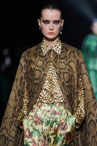 MİLAN, İTALYA 23 Şubat 2022 'de Milan Moda Haftası / Kış 2023' te İtalya 'nın Milano kentinde Roberto Cavalli defilesinde bir model podyumda yürüyor..