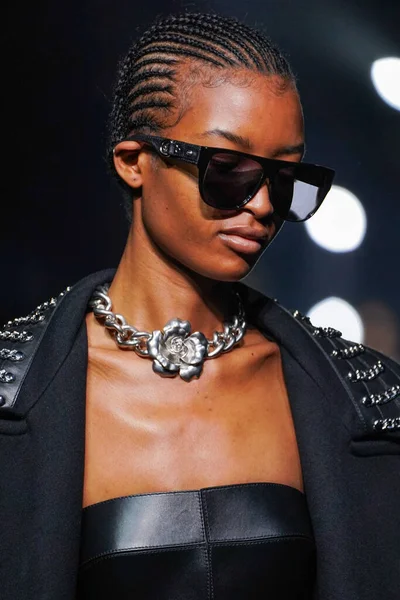 MİLAN, İTALYA 23 Şubat 2022 'de Milan Moda Haftası / Kış 2023' te İtalya 'nın Milano kentinde Roberto Cavalli defilesinde bir model podyumda yürüyor..