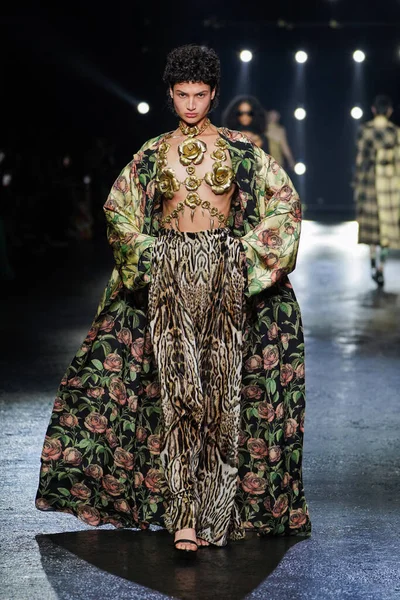 MİLAN, İTALYA 23 Şubat 2022 'de Milan Moda Haftası / Kış 2023' te İtalya 'nın Milano kentinde Roberto Cavalli defilesinde bir model podyumda yürüyor..