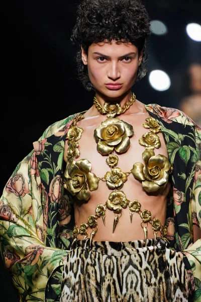 MİLAN, İTALYA 23 Şubat 2022 'de Milan Moda Haftası / Kış 2023' te İtalya 'nın Milano kentinde Roberto Cavalli defilesinde bir model podyumda yürüyor..