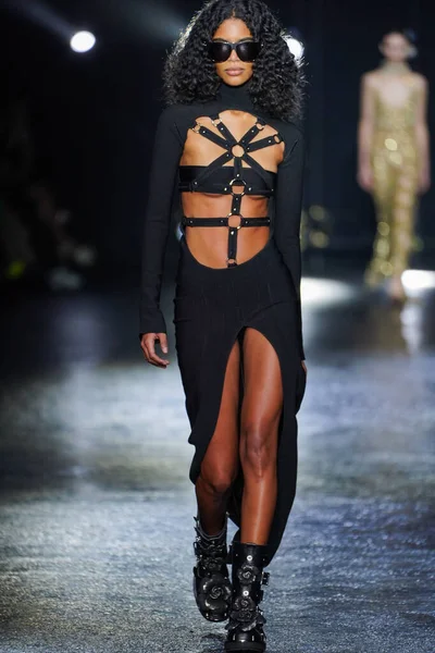 MİLAN, İTALYA 23 Şubat 2022 'de Milan Moda Haftası / Kış 2023' te İtalya 'nın Milano kentinde Roberto Cavalli defilesinde bir model podyumda yürüyor..