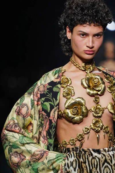 MİLAN, İTALYA 23 Şubat 2022 'de Milan Moda Haftası / Kış 2023' te İtalya 'nın Milano kentinde Roberto Cavalli defilesinde bir model podyumda yürüyor..