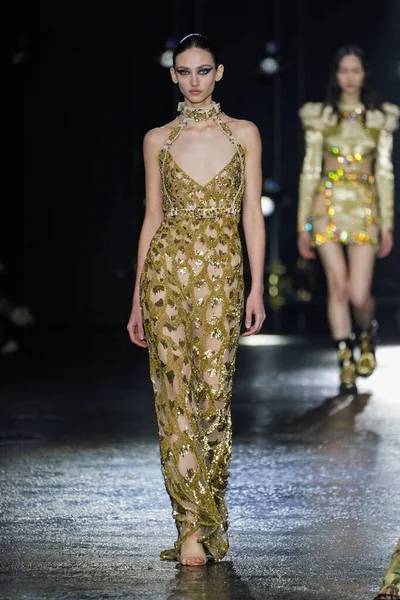 MİLAN, İTALYA 23 Şubat 2022 'de Milan Moda Haftası / Kış 2023' te İtalya 'nın Milano kentinde Roberto Cavalli defilesinde bir model podyumda yürüyor..