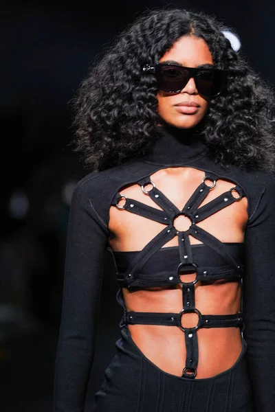 MİLAN, İTALYA 23 Şubat 2022 'de Milan Moda Haftası / Kış 2023' te İtalya 'nın Milano kentinde Roberto Cavalli defilesinde bir model podyumda yürüyor..