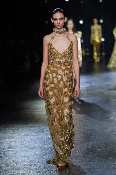 MİLAN, İTALYA 23 Şubat 2022 'de Milan Moda Haftası / Kış 2023' te İtalya 'nın Milano kentinde Roberto Cavalli defilesinde bir model podyumda yürüyor..