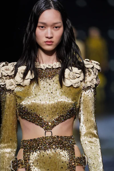 MİLAN, İTALYA 23 Şubat 2022 'de Milan Moda Haftası / Kış 2023' te İtalya 'nın Milano kentinde Roberto Cavalli defilesinde bir model podyumda yürüyor..