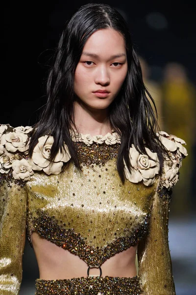 MİLAN, İTALYA 23 Şubat 2022 'de Milan Moda Haftası / Kış 2023' te İtalya 'nın Milano kentinde Roberto Cavalli defilesinde bir model podyumda yürüyor..