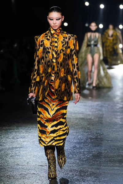 MİLAN, İTALYA 23 Şubat 2022 'de Milan Moda Haftası / Kış 2023' te İtalya 'nın Milano kentinde Roberto Cavalli defilesinde bir model podyumda yürüyor..