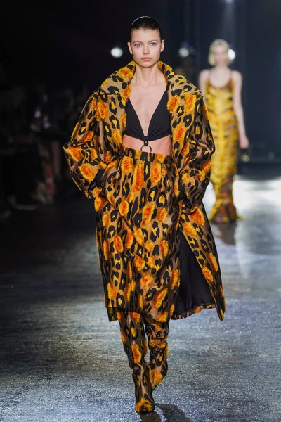 MİLAN, İTALYA 23 Şubat 2022 'de Milan Moda Haftası / Kış 2023' te İtalya 'nın Milano kentinde Roberto Cavalli defilesinde bir model podyumda yürüyor..