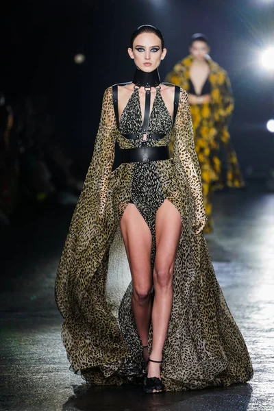 MİLAN, İTALYA 23 Şubat 2022 'de Milan Moda Haftası / Kış 2023' te İtalya 'nın Milano kentinde Roberto Cavalli defilesinde bir model podyumda yürüyor..