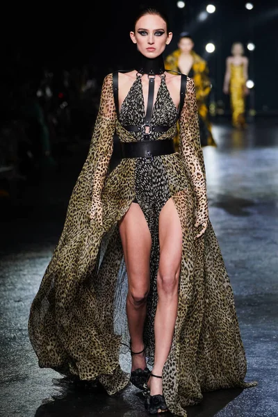MİLAN, İTALYA 23 Şubat 2022 'de Milan Moda Haftası / Kış 2023' te İtalya 'nın Milano kentinde Roberto Cavalli defilesinde bir model podyumda yürüyor..