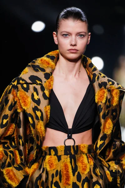 MİLAN, İTALYA 23 Şubat 2022 'de Milan Moda Haftası / Kış 2023' te İtalya 'nın Milano kentinde Roberto Cavalli defilesinde bir model podyumda yürüyor..