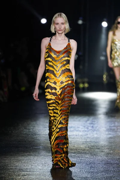 MİLAN, İTALYA 23 Şubat 2022 'de Milan Moda Haftası / Kış 2023' te İtalya 'nın Milano kentinde Roberto Cavalli defilesinde bir model podyumda yürüyor..