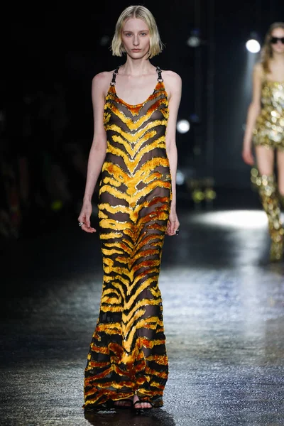 MİLAN, İTALYA 23 Şubat 2022 'de Milan Moda Haftası / Kış 2023' te İtalya 'nın Milano kentinde Roberto Cavalli defilesinde bir model podyumda yürüyor..