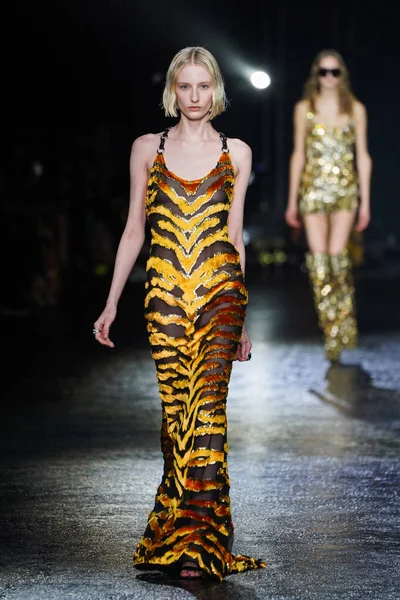 Milan Italië Februari Een Model Loopt Baan Roberto Cavalli Modeshow — Stockfoto