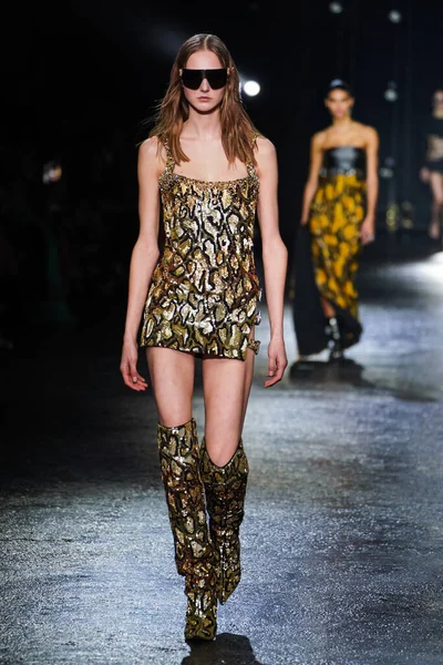 MİLAN, İTALYA 23 Şubat 2022 'de Milan Moda Haftası / Kış 2023' te İtalya 'nın Milano kentinde Roberto Cavalli defilesinde bir model podyumda yürüyor..