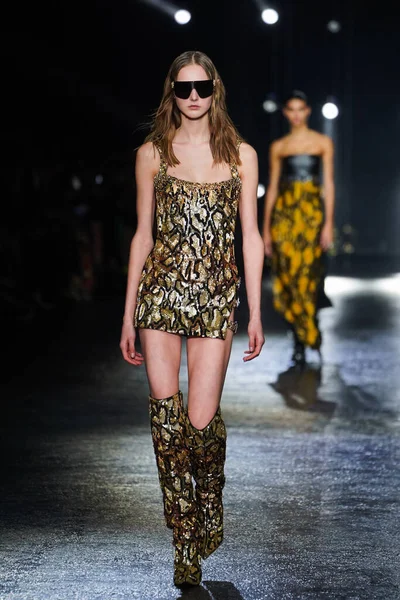 MİLAN, İTALYA 23 Şubat 2022 'de Milan Moda Haftası / Kış 2023' te İtalya 'nın Milano kentinde Roberto Cavalli defilesinde bir model podyumda yürüyor..