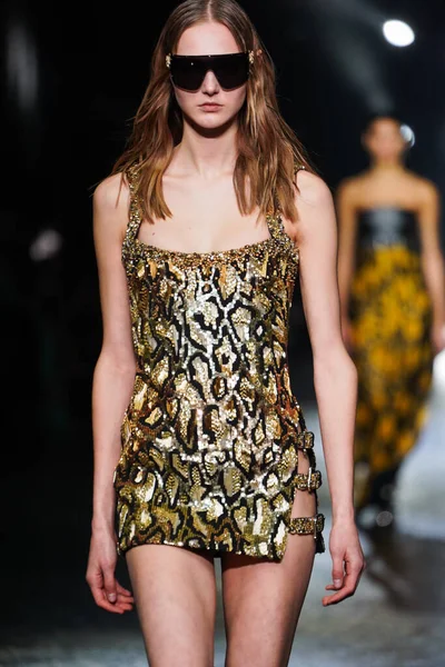 MİLAN, İTALYA 23 Şubat 2022 'de Milan Moda Haftası / Kış 2023' te İtalya 'nın Milano kentinde Roberto Cavalli defilesinde bir model podyumda yürüyor..