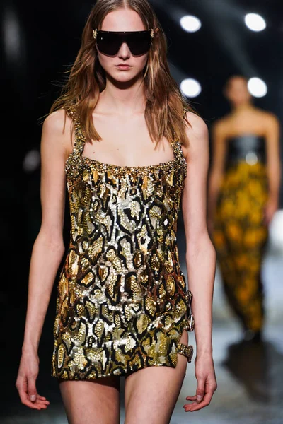 MİLAN, İTALYA 23 Şubat 2022 'de Milan Moda Haftası / Kış 2023' te İtalya 'nın Milano kentinde Roberto Cavalli defilesinde bir model podyumda yürüyor..