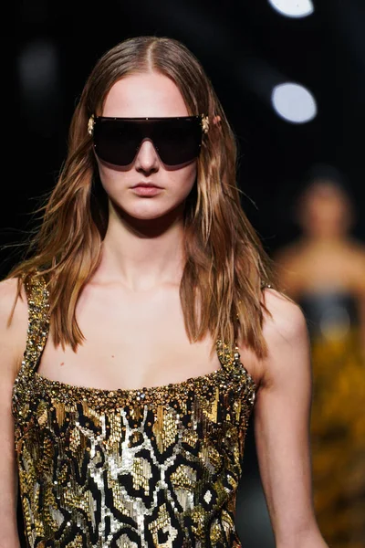 MİLAN, İTALYA 23 Şubat 2022 'de Milan Moda Haftası / Kış 2023' te İtalya 'nın Milano kentinde Roberto Cavalli defilesinde bir model podyumda yürüyor..