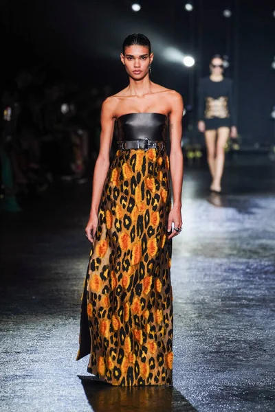 MİLAN, İTALYA 23 Şubat 2022 'de Milan Moda Haftası / Kış 2023' te İtalya 'nın Milano kentinde Roberto Cavalli defilesinde bir model podyumda yürüyor..