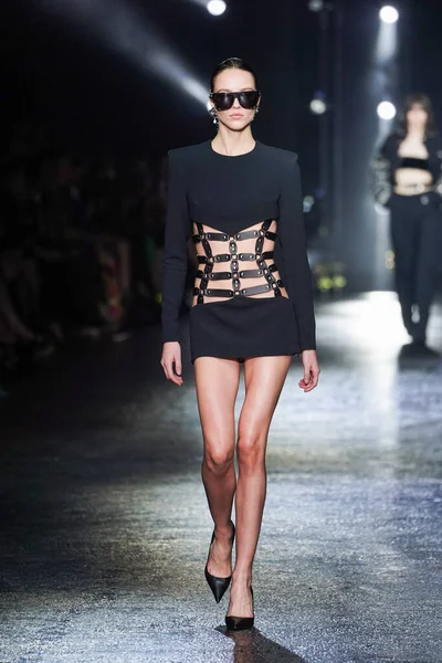 MİLAN, İTALYA 23 Şubat 2022 'de Milan Moda Haftası / Kış 2023' te İtalya 'nın Milano kentinde Roberto Cavalli defilesinde bir model podyumda yürüyor..